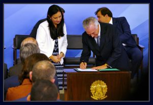 Presidente Michel Temer da posse a nova Advogada-Geral da União, Grace Mendonça. Foto Orlando Brito