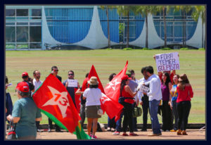 Partidários da ex-presidente Dilma vão despedir-se dela no Palácio da Alvorada. Foto Orlando Brito