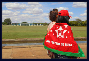 Partidários da ex-presidente Dilma vão despedir-se dela no Palácio da Alvorada. Foto Sivanildo Fernandes/ObritoNews