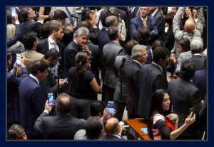 Vários deputados fazem self-video com seus aparelhos de telefone celular ao fim da sessão da Câmara que cassou o mandato de Eduardo Cunha. Foto Orlando Brito