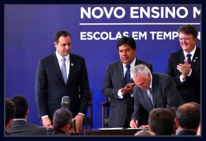 Presidente Michel Temer, ao lado do governador Paulo Câmara, ministro da Educação, Mendonça Filho e do Secretário de Educação, Eduardo Deschamps. Foto Orlando Brito