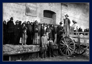 A fila de homens, mulheres e crianças à espera de alimentos durante a Revolução Mexiana. Foto de Augistin Casasola