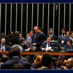 Câmara dá com uma mão e tira com a outra medidas contra a corrupção