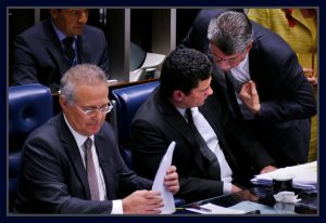 Sérgio Moro, ao lado de Renan Calheiros ouve o senador Romero Jucá. Foto Orlando Brito