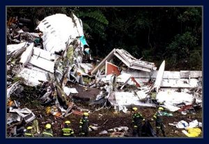 Na foto feita pela Aeronáutica da Colômbia, o avião que caiu com jogadores e jornalistas.