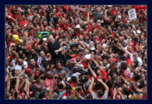 Lula, agora solto, com a militância no sindicato de São Bernardo