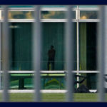 Blefes e bravatas de Bolsonaro acuado