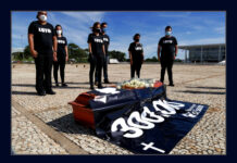 Enfermeiros fazem ato fúnebre em homenagem aos 300 mil mortos da Covid